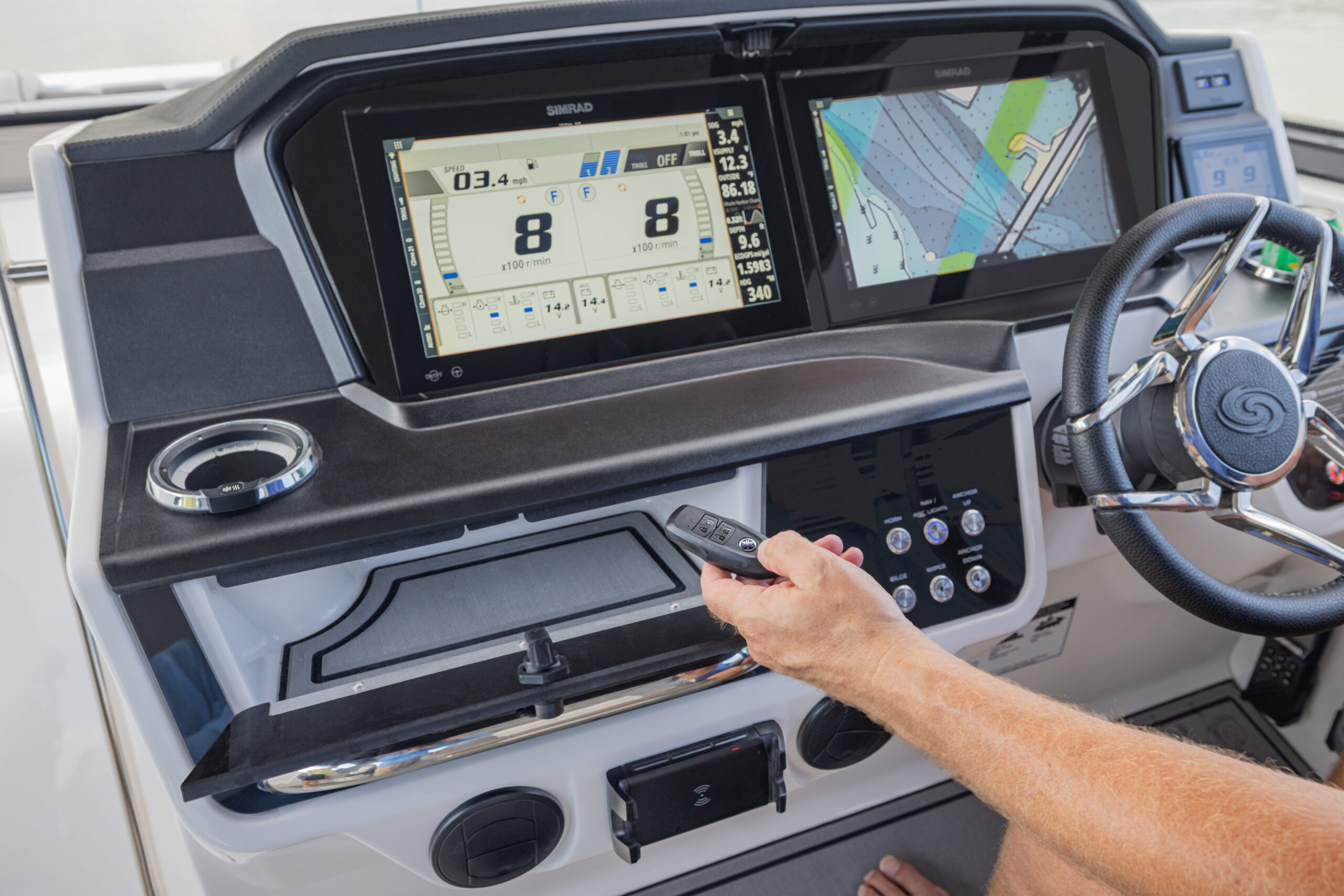 2026 marine hur sundeck 3200 lagoon detail GMG6901 05195 E