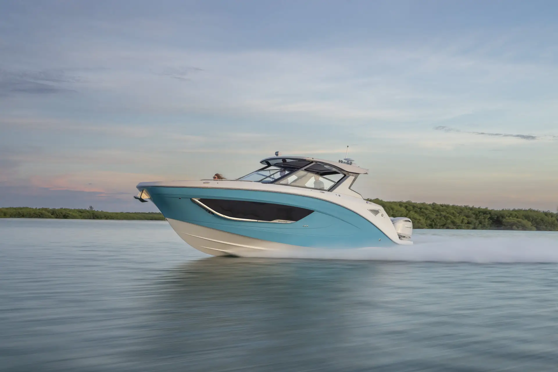 2026 marine hur sundeck 3200 lagoon running GMG6901 03828 E